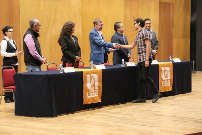 Reconoce Autónoma de Aguascalientes a alumnos distinguidos del CCSyH 