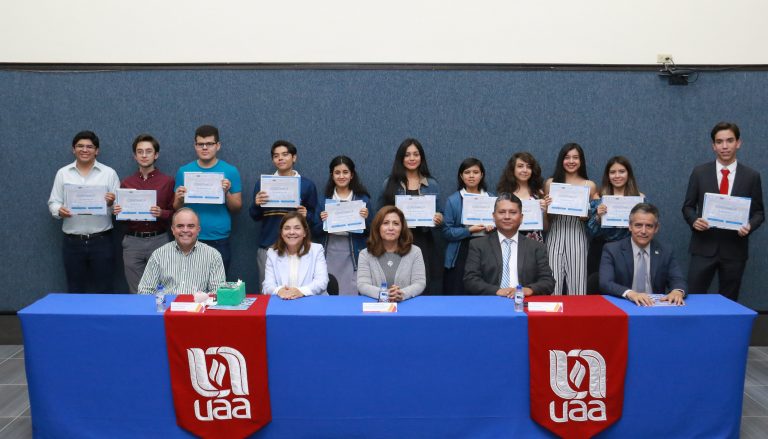 Premia UAA a ganadores de las Olimpiadas estatales de Biología y Química 