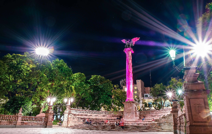 Iluminan de rosa la capital de Aguascalientes para sensibilizar sobre el cáncer de mama