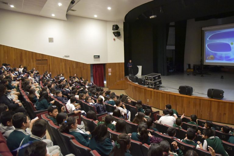 Programa del DIF Aguascalientes proyecta película interactiva de prevención de adicciones    