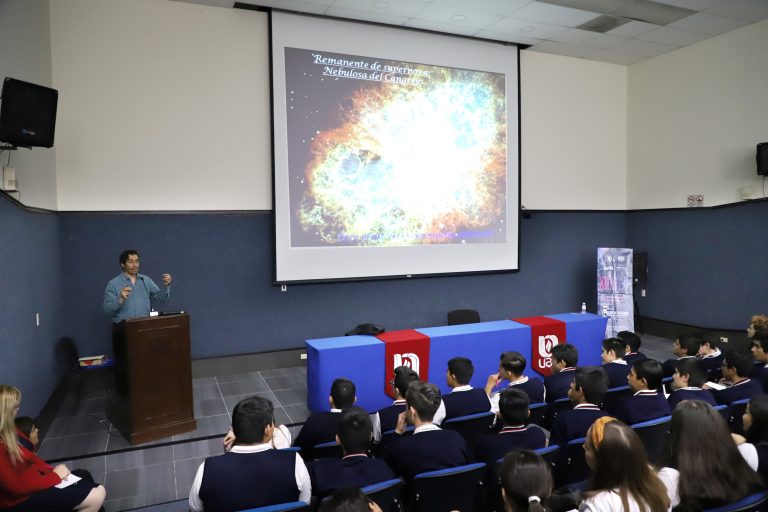 Imparten en la Autónoma de Aguascalientes conferencia sobre astrofísica a alumnos de bachillerato 
