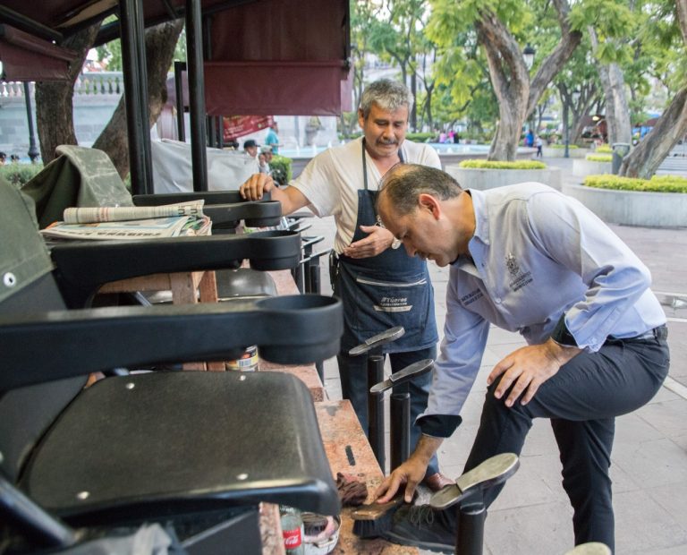 Recorre gobernador de Aguascalientes la Plaza de Armas 