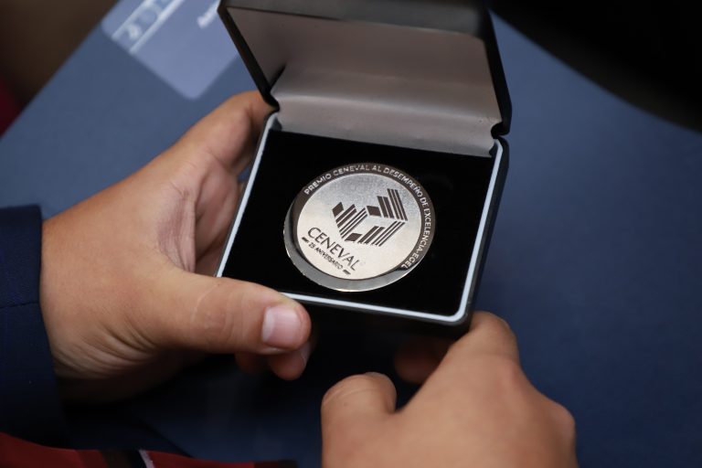 Reconoce Autónoma de Aguascalientes a egresados sobresalientes en prueba EGEL   