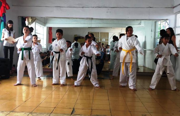 Entregan constancias a alumnos de karate de Centro Crecer en colonia Miravalle, en Aguascalientes