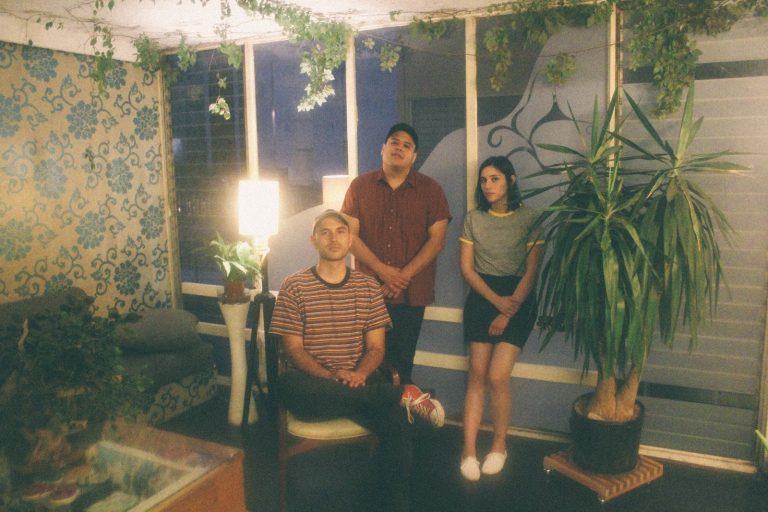 Mijo Mija estrena ‘Días Diferentes’, un EP de surf, garage y juguetones sintizadores para llevar a la costa