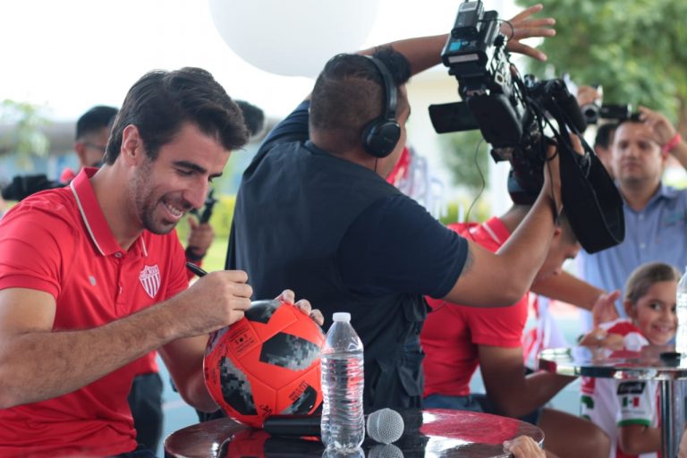 Conviven jugadores de Necaxa con niños de Aguascalientes