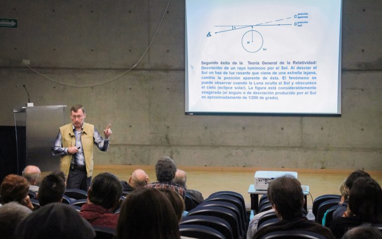 Dialogan en la UAA sobre la trascendencia de Einstein en las ciencias 