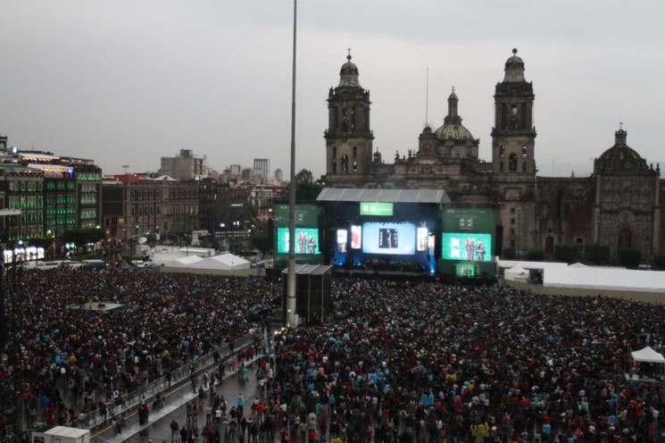 Con karaoke monumental rinden tributo a José José en el Zócalo de CDMX