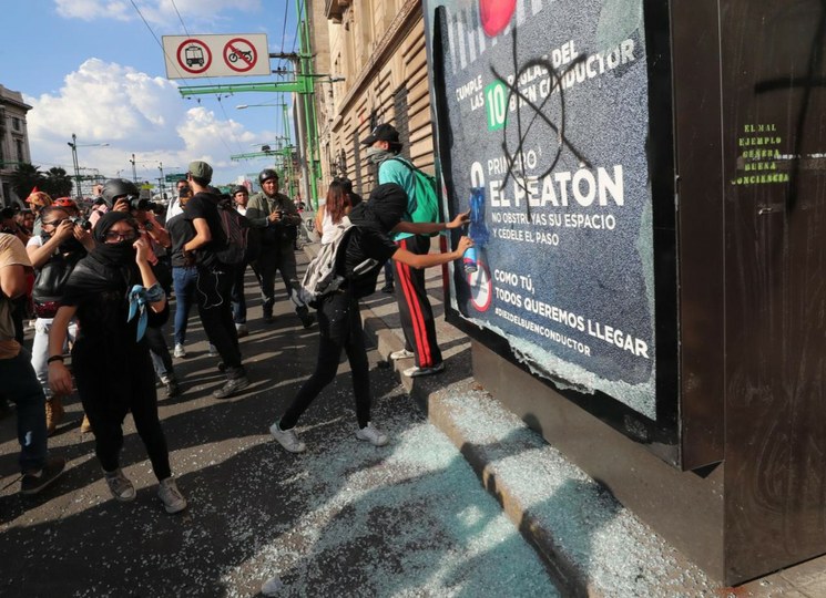 Encapuchados provocan disturbios y vandalizan marcha por el 2 de Octubre en CDMX
