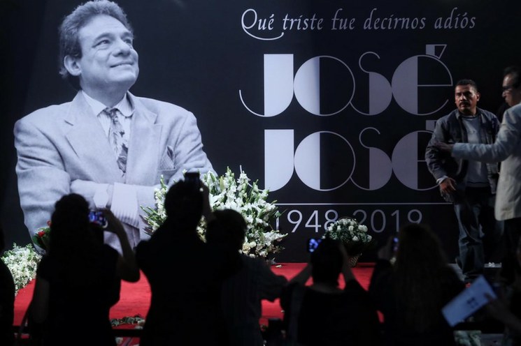 Miles de fans se reúnen en Bellas Artes para despedir a José José