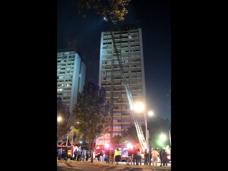 Un muerto y 300 evacuados deja incendio en Tlatelolco