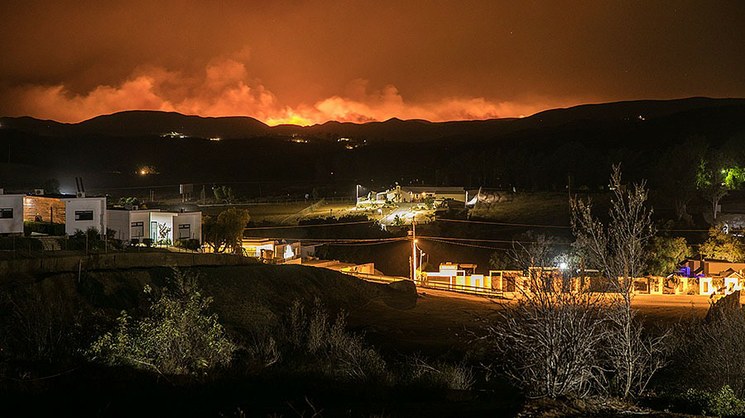Incendio forestal en Baja California obliga al cierre de la carretera Ensenada-Tijuana