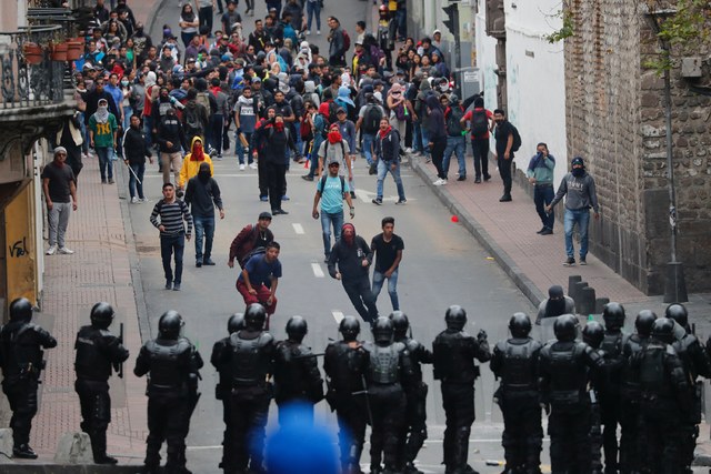 275 detenidos y 28 policías heridos dejan enfrentamientos en Ecuador por el precio de los combustibles