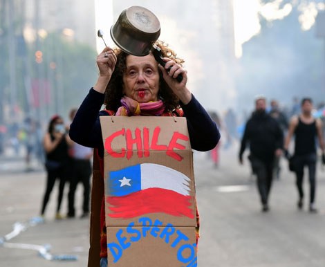 Continuan protestas en Chile pese al cambio de gabinete