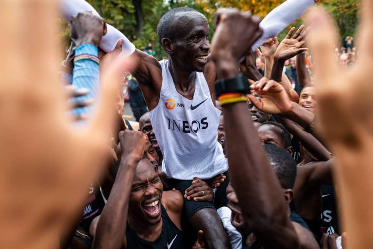 Eliud Kipchoge se convirtió en la primera persona del mundo en correr un maratón en menos de dos horas