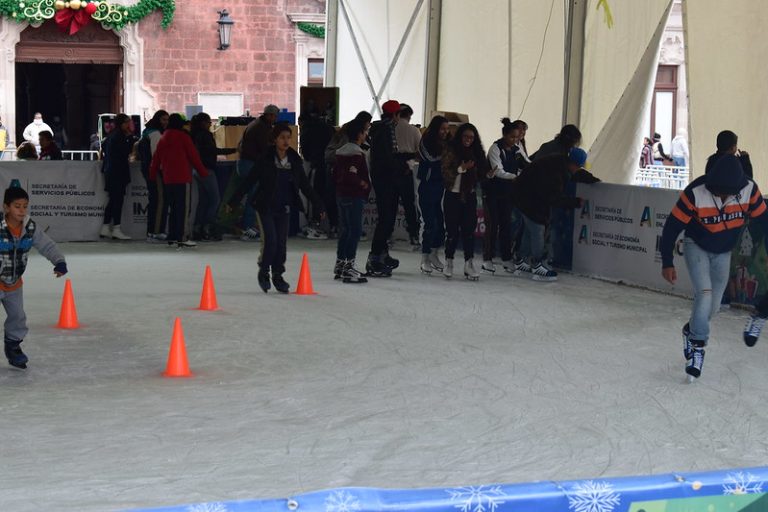 Inició preinstalación de decoración navideña y pista de patinaje en el centro de Aguascalientes