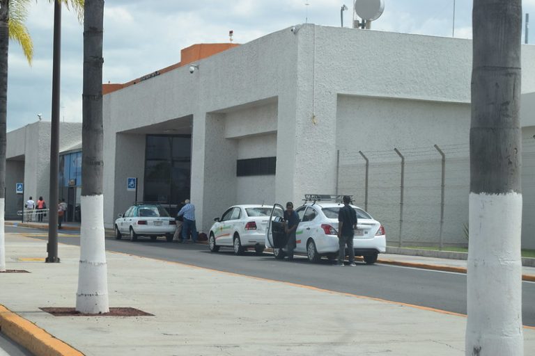 Confronta servicio de transporte en aeropuerto de Aguascalientes