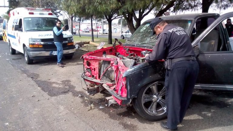 Se pierden 500 postes y luminarias al año por accidentes de auto en Aguascalientes
