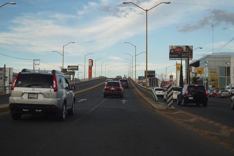 Automovilistas utilizan los pasos a desnivel como autopista 
