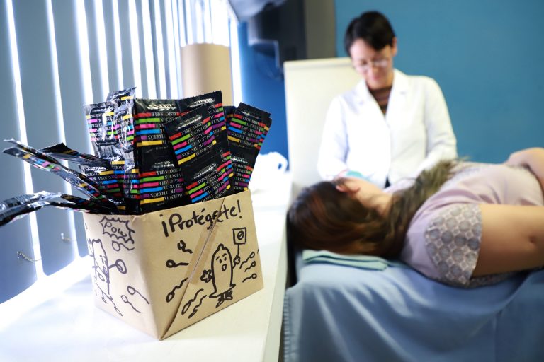 Orienta Autónoma de Aguascalientes sobre métodos anticonceptivos de forma gratuita 