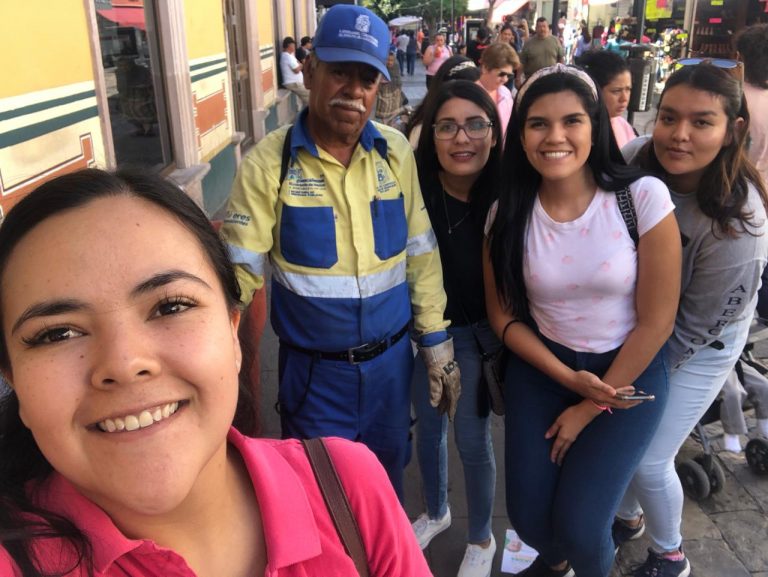Alumnos de la Autónoma de Aguascalientes organizan celebración navideña para trabajadores de limpia de la capital
