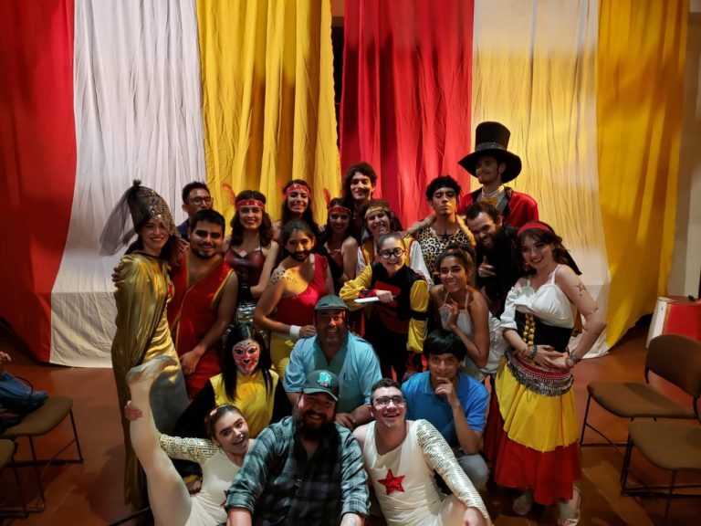 Presenta Autónoma de Aguascalientes ZirkusZelt,  espectáculo circense     