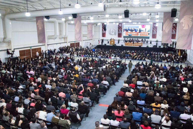 Entrega UAA títulos a más de mil 400 egresados   