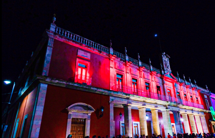 Iluminan de naranja el centro de la ciudad de Aguascalientes para sensibilizar contra la violencia hacia las mujeres