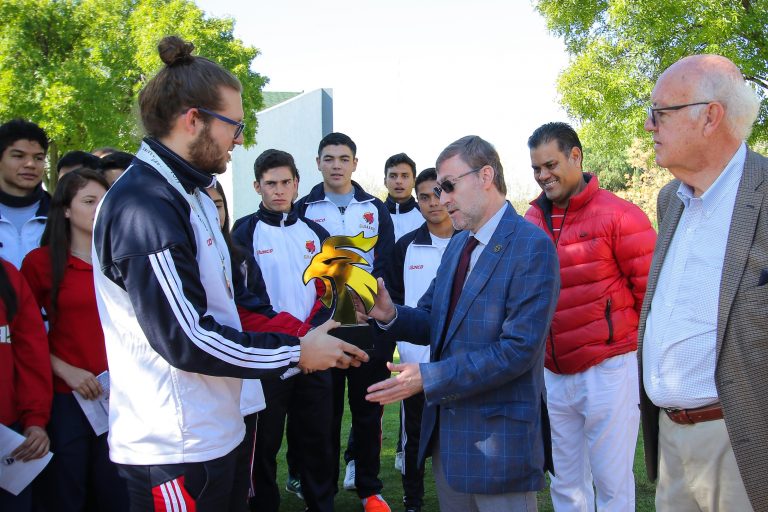 Alumnos de equipos deportivos de la Autónoma de Aguascalientes entregan reconocimiento a rector