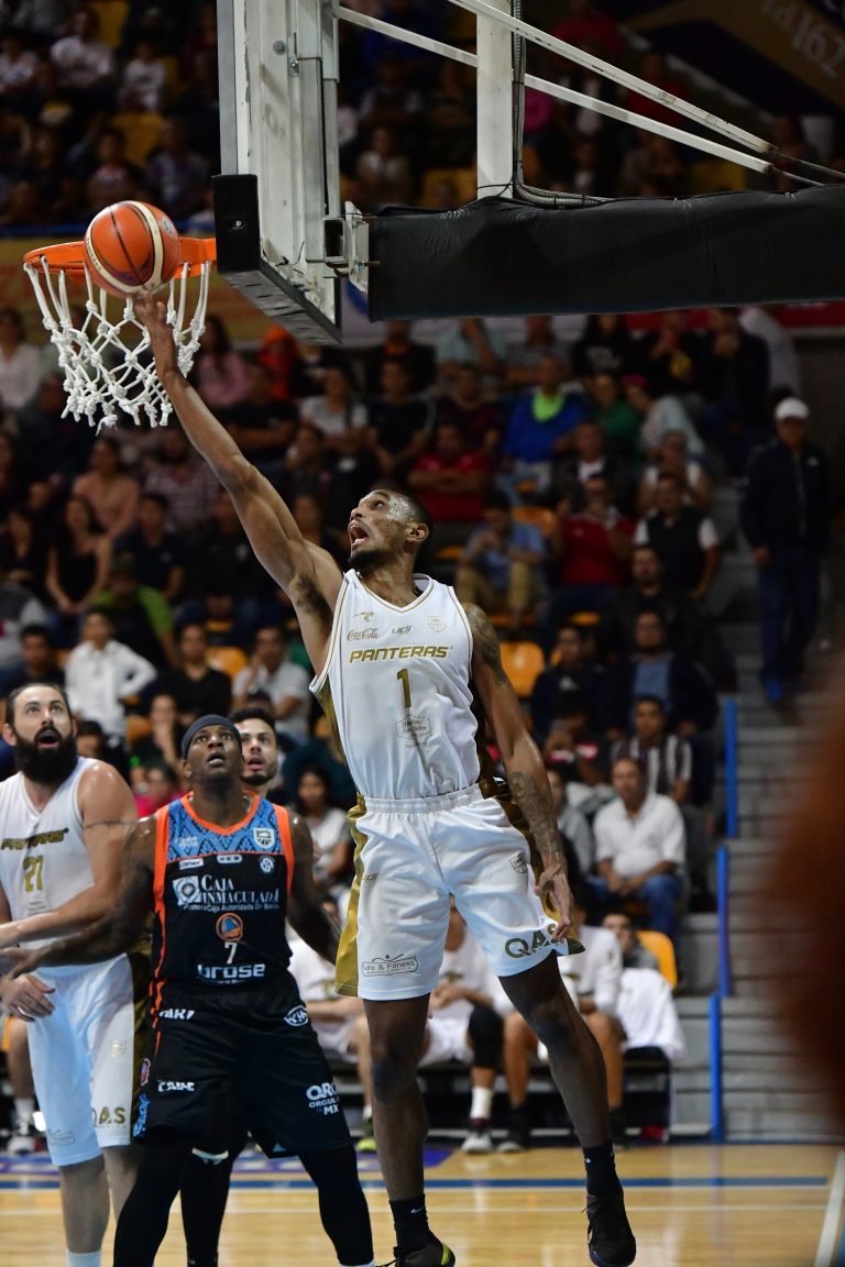 Panteras de Aguascalientes vs Santos, en el Hermanos Carreón   