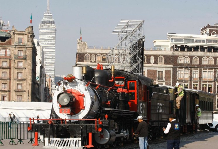 Afinan en Zócalo detalles para el desfile por aniversario de la Revolución