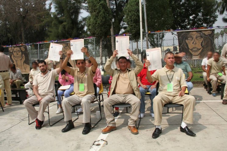 Cuatro presos de CDMX se gradúan como abogados de la UACM