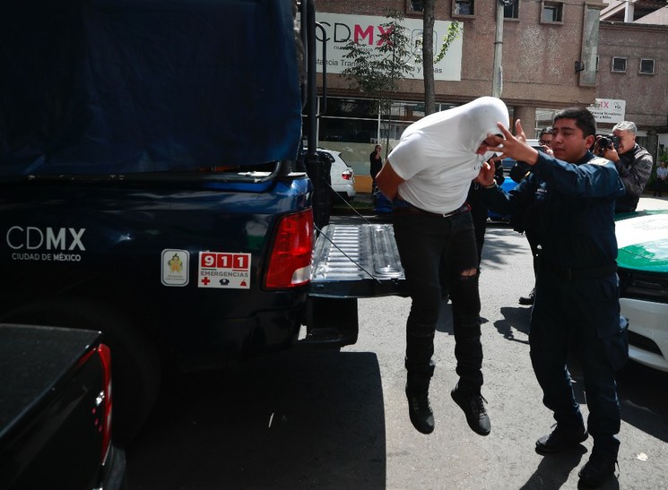 Asaltan a policía de CDMX, le quitan su arma y su vehículo