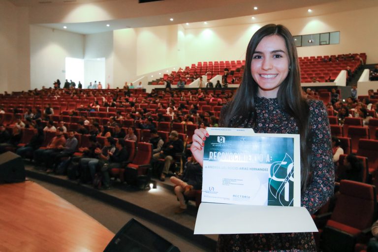 Reconoce UAA a 190 estudiantes de ingeniería 