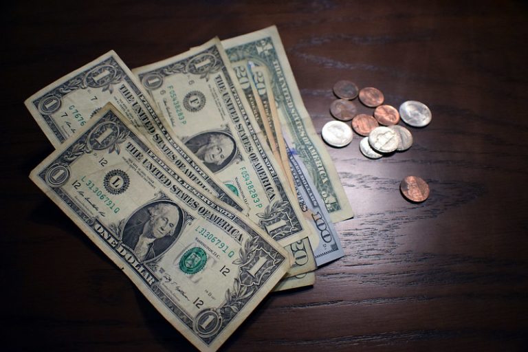 En la década que concluye, el peso mexicano acumula una depreciación de 44.60% o $5.84 