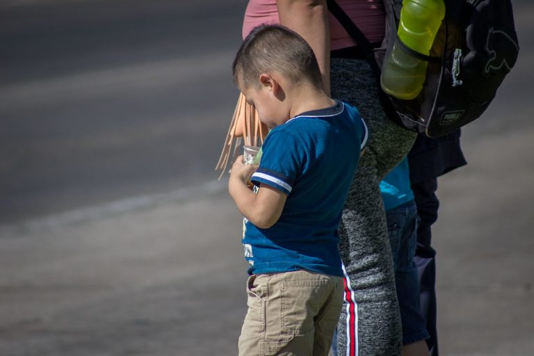 Estadounidenses e italianos adoptan más niños mexicanos que ningún otro país