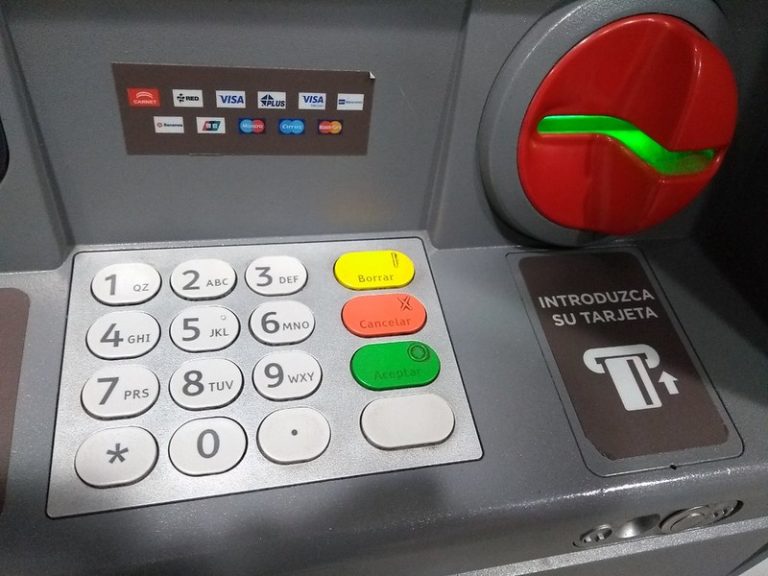 Estos son los costos de las comisiones por uso retiro de efectivo y consulta de saldo en cajeros automáticos