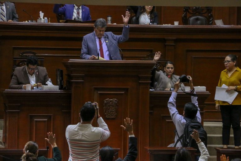 En el Congreso de Aguascalientes, iniciativa para regular el sueldo de los servidores públicos   