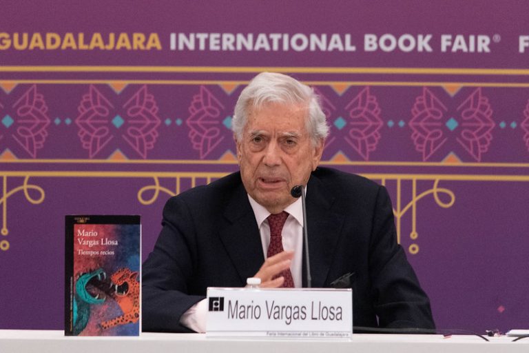 Presenta Mario Vargas Llosa su novela Tiempos recios, en la FIL Guadalajara