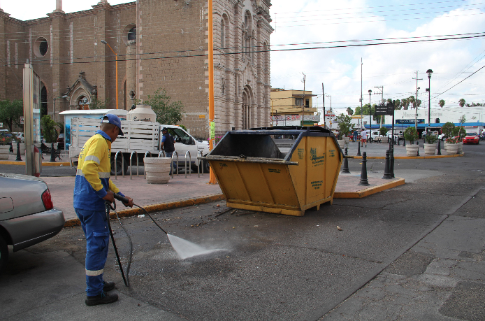 Limpian calles por tianguis de La Purísima en Aguascalientes