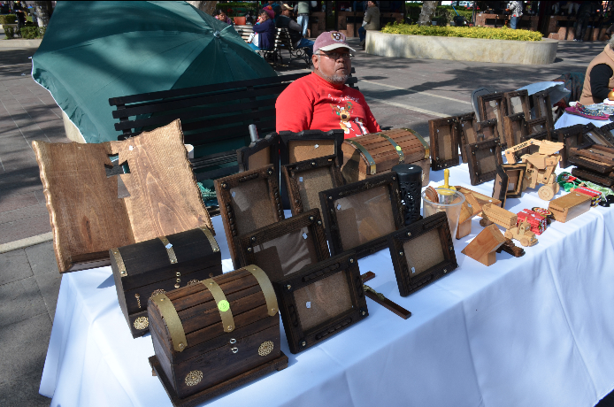 Exponen productos hechos por personas con discapacidad