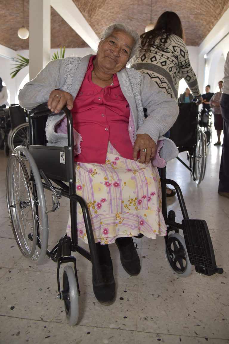 Titular del DIF entrega más de 750 mil pesos en apoyos sociales en Aguascalientes