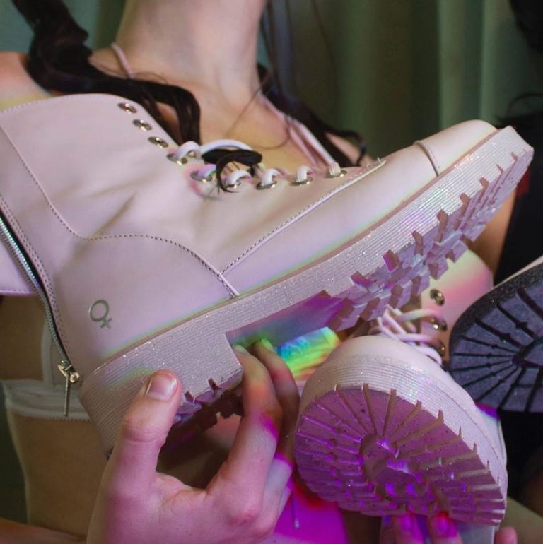 Tenemos que hablar de la polémica de Liverpool, Alejandra Quesada y las “botas feministas”