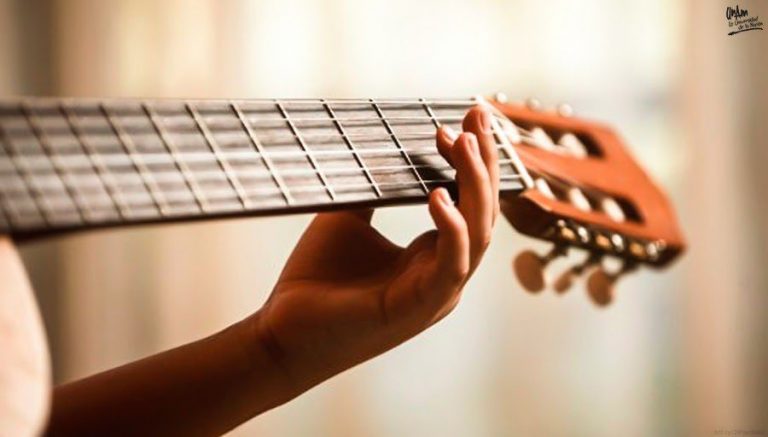 Desarrolla universitario método de guitarra para acercar alumnos a la música clásica