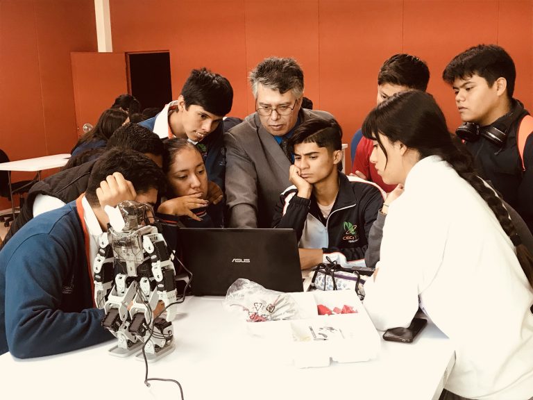 Acerca IEA tecnología a alumnos de bachillerato con taller de robótica