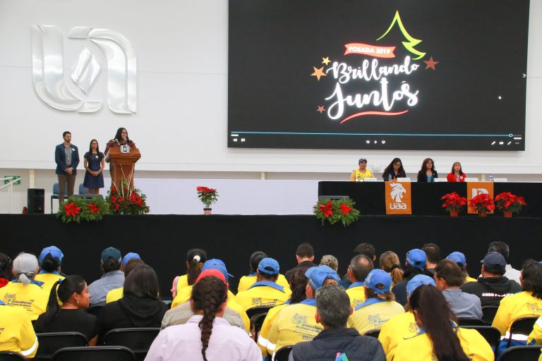 Estudiantes de la Autónoma de Aguascalientes homenajean a personal de limpia de Aguascalientes