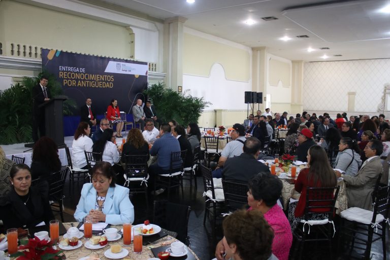 Entregan reconocimientos por antigüedad y desempeño a trabajadores de la salud en Aguascalientes