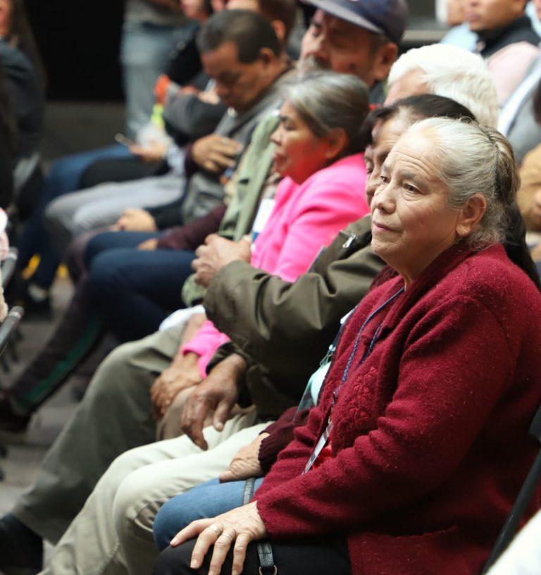 Se reencuentran adultos mayores con familiares en EU