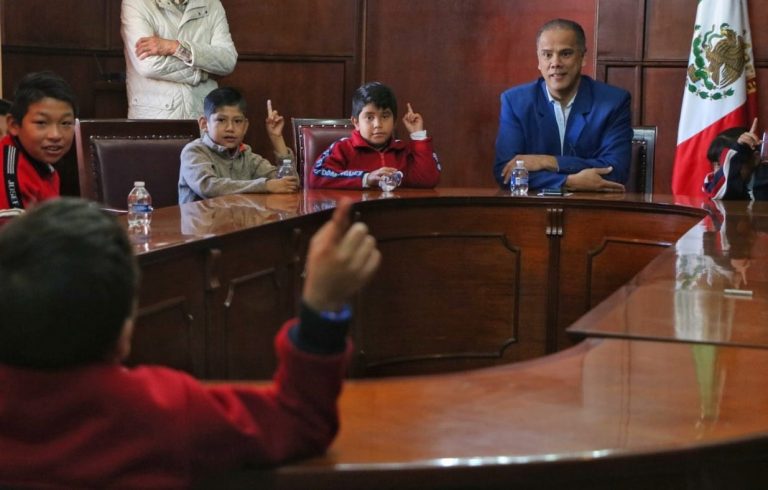 Visitan Palacio Municipal de Jesús María, Aguascalientes, estudiantes de educación especial