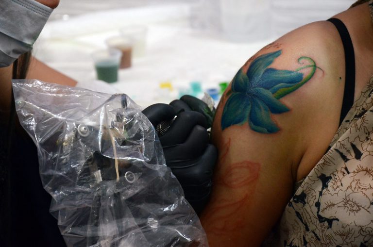 Emiten recomendaciones para evitar contagio de hepatitis C por tatuajes en Aguascalientes
